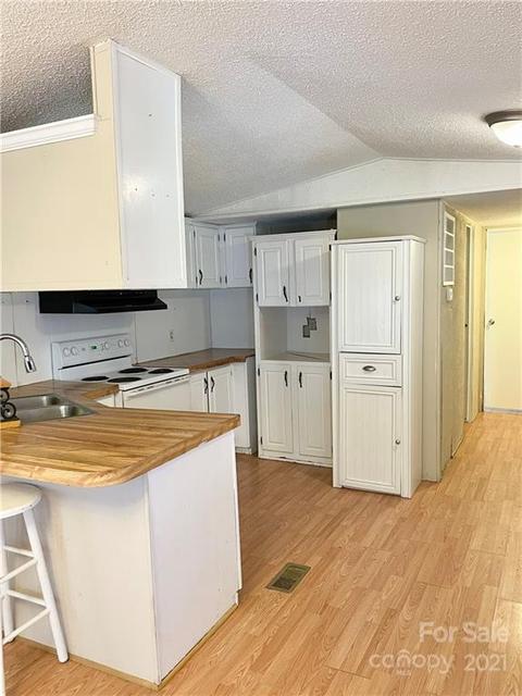 335 Davis Auto Dr, Hiddenite, NC 28636 photo 5