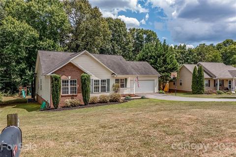 2104 Redberry Ln, Conover, NC 28613 photo 3