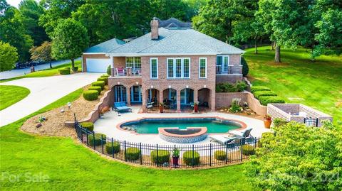 3736 Pinecrest Dr NE, Hickory, NC 28601 photo 1