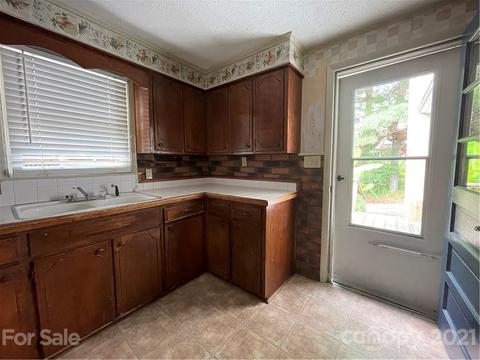 590 E Oak St, Marion, NC 28752 photo 3