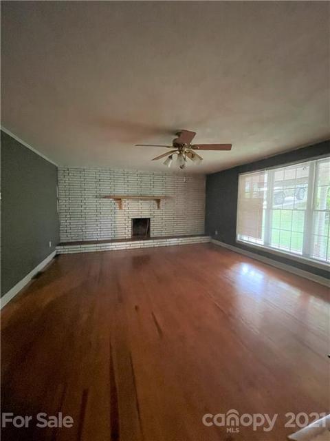 590 E Oak St, Marion, NC 28752 photo 4