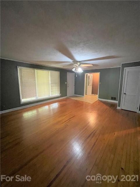 590 E Oak St, Marion, NC 28752 photo 5
