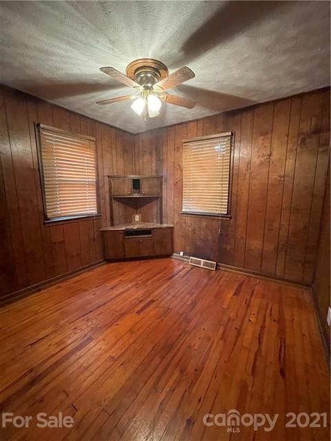 590 E Oak St, Marion, NC 28752 photo 8