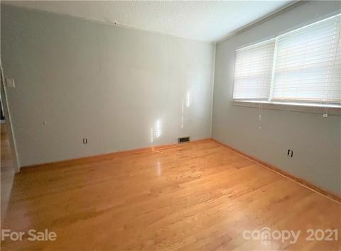 590 E Oak St, Marion, NC 28752 photo 7