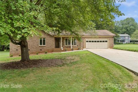 1667 Rolling Ln, Hickory, NC 28602 photo 1
