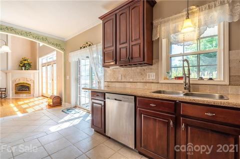 70 Mariners Point Ln, Hickory, NC 28601 photo 9