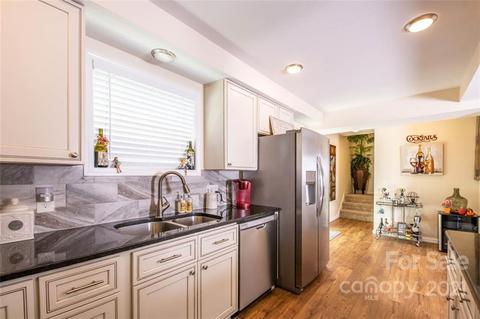 94 Towne Pl, Clyde, NC 28721 photo 8