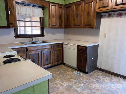 2395 Plainfield Dr, Conover, NC 28613 photo 3
