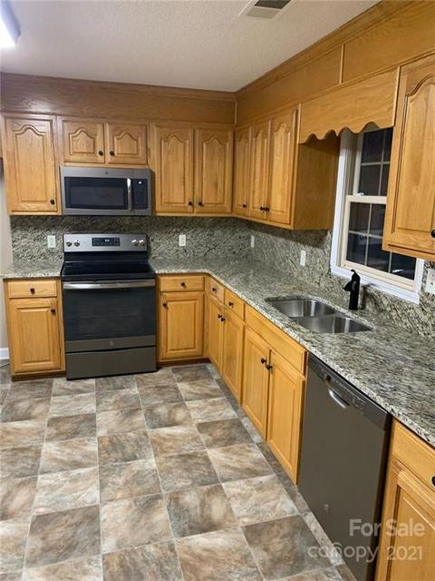 319 NE 10th Ave, Conover, NC 28613 photo 4