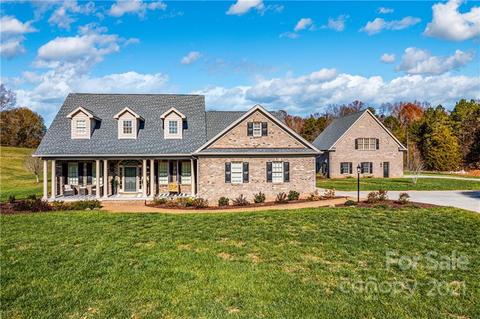 4712 White Eagle Ln, Hickory, NC 28602 photo 1