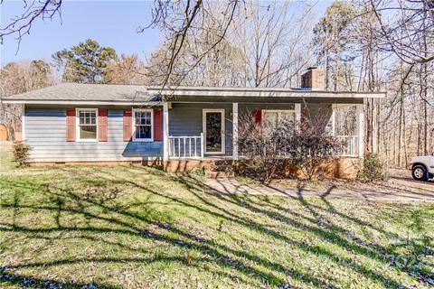113 Walnut St, Lowell, NC 28098 photo 3