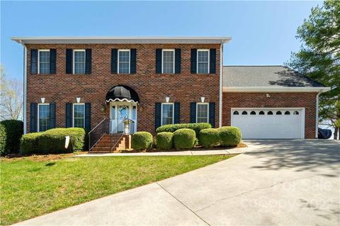 115 Mariners Point Ln, Hickory, NC 28601