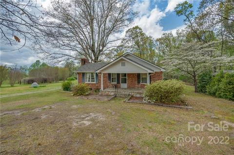 314 Henderson Rd, Tryon, NC 28782 photo 2