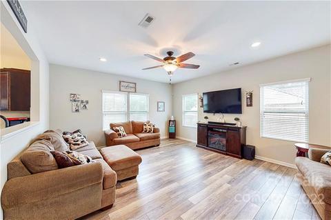 2427 Grinstead Ct, Clover, SC 29710 photo 4