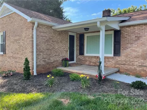 2146 3rd Se Ave SE, Hickory, NC 28601 photo 2