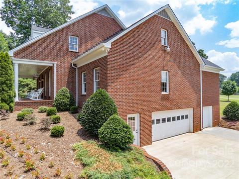 2433 Birdie Ln, Conover, NC 28613 photo 4
