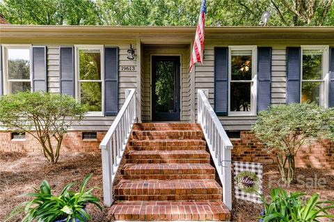 19613 Shevington Dr, Cornelius, NC 28031 photo 2