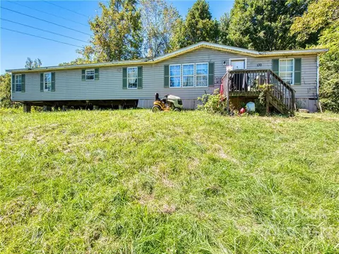 124 Oconeechee Rd, Clyde, NC 28721 photo 2