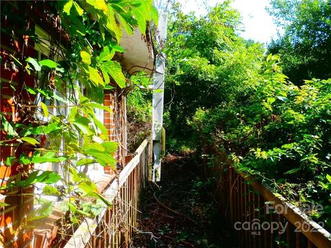 337 Phillips Ln, Spruce Pine, NC 28777 photo 3