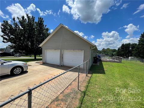 1374 Pear Dr, Conover, NC 28613 photo 5