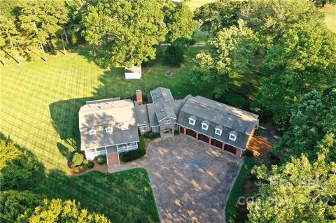 438 Pine Island Dr, Charlotte, NC 28214