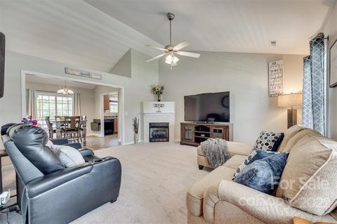 547 Pennyfields Ln, Clover, SC 29710 photo 4