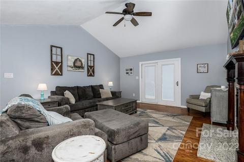 3933 3945 Shakespeare Dr, Hickory, NC 28601 photo 12