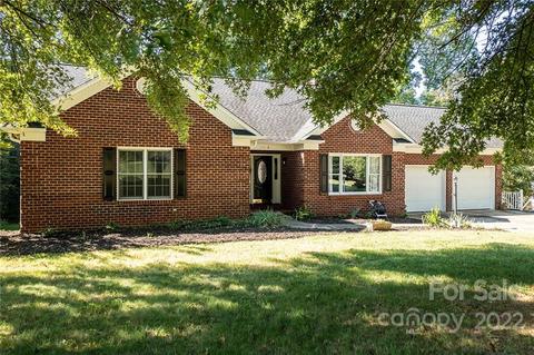 1418 34th Avenue Ln, Hickory, NC 28601