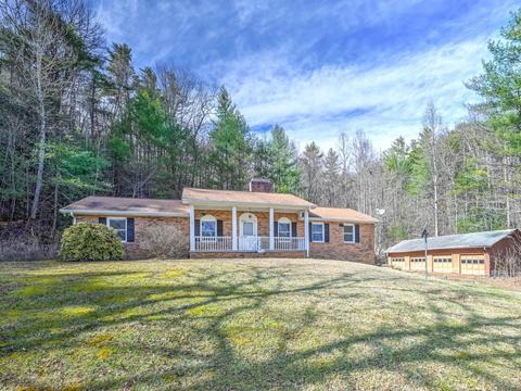4886 Green River Rd, Zirconia, NC 28790