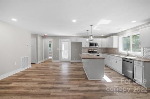 406 High St, Lowell, NC 28098 photo 4