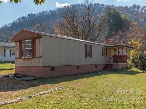 94 Children St, Waynesville, NC 28786