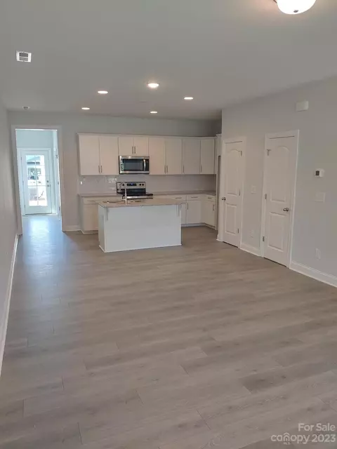 1817 Edgewater Nw Dr NW, Conover, NC 28613 photo 4