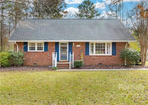 1025 Meadow Dr E, Lancaster, SC 29720 photo 1