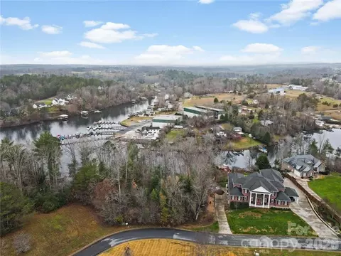 100 Old Ferry Ln, Hickory, NC 28601