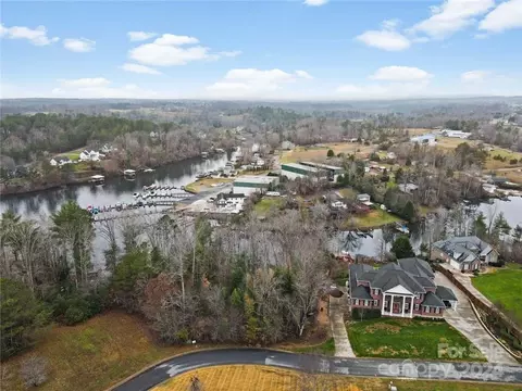 100 Old Ferry Ln, Hickory, NC 28601
