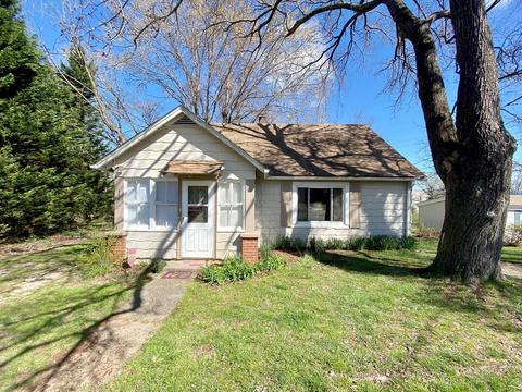 114 E Walker St, East Flat Rock, NC 28726