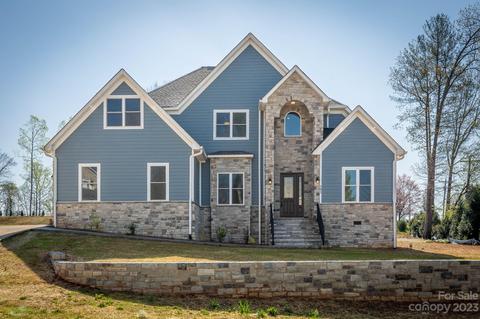 102 Mollholland Blvd, Morganton, NC 28655