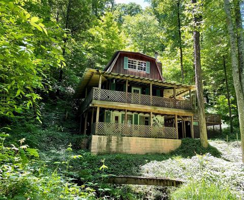 523 Spring Lake Rd, Maggie Valley, NC 28751