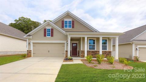695 Fox Cove Rd, Hendersonville, NC 28792