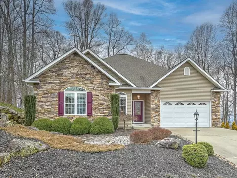 369 Bay Laurel Ln, Hendersonville, NC 28791