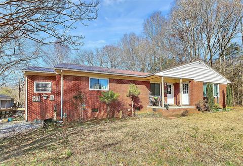 1032 Roberts Dr, Lancaster, SC 29720 photo 2