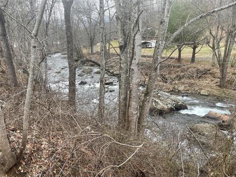 11 Northside Dr, Bakersville, NC 28705