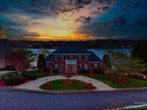 270 44th Ave Cir NW, Hickory, NC 28601