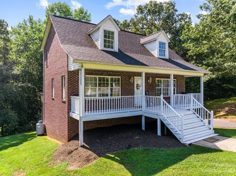4161 Arrowhead Dr, Hickory, NC 28601