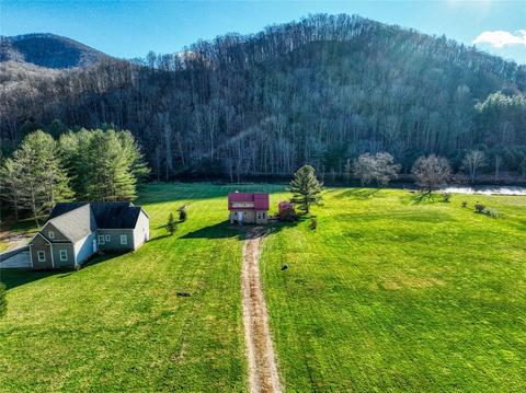 121 Flint River Dr, Laurel Springs, NC 28644