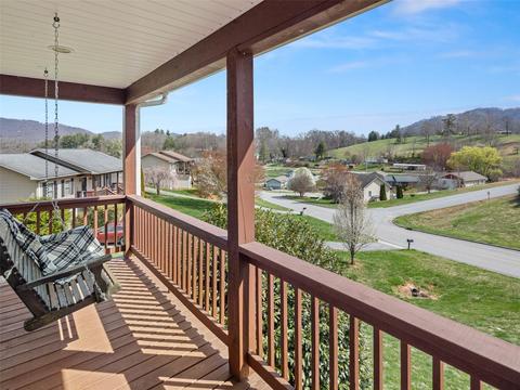 150 Barefoot Rdg, Clyde, NC 28721