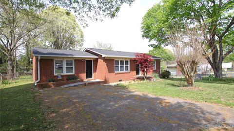 105 Forestway Dr, Mount Holly, NC 28120
