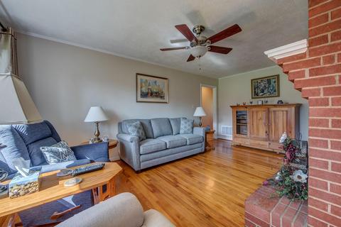 203 N Pine St, Lowell, NC 28098 photo 6