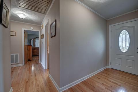 203 N Pine St, Lowell, NC 28098 photo 4