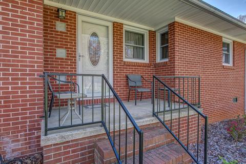 203 N Pine St, Lowell, NC 28098 photo 3